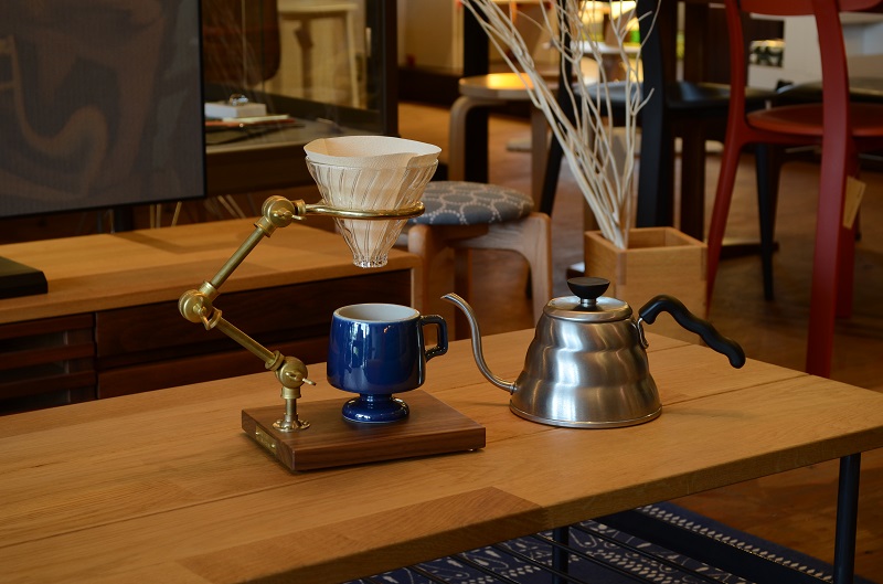 コーヒーレジストリー」オーバースタンドでコーヒーをドリップ