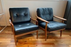 左（カリモク60）：右（マルニ60）